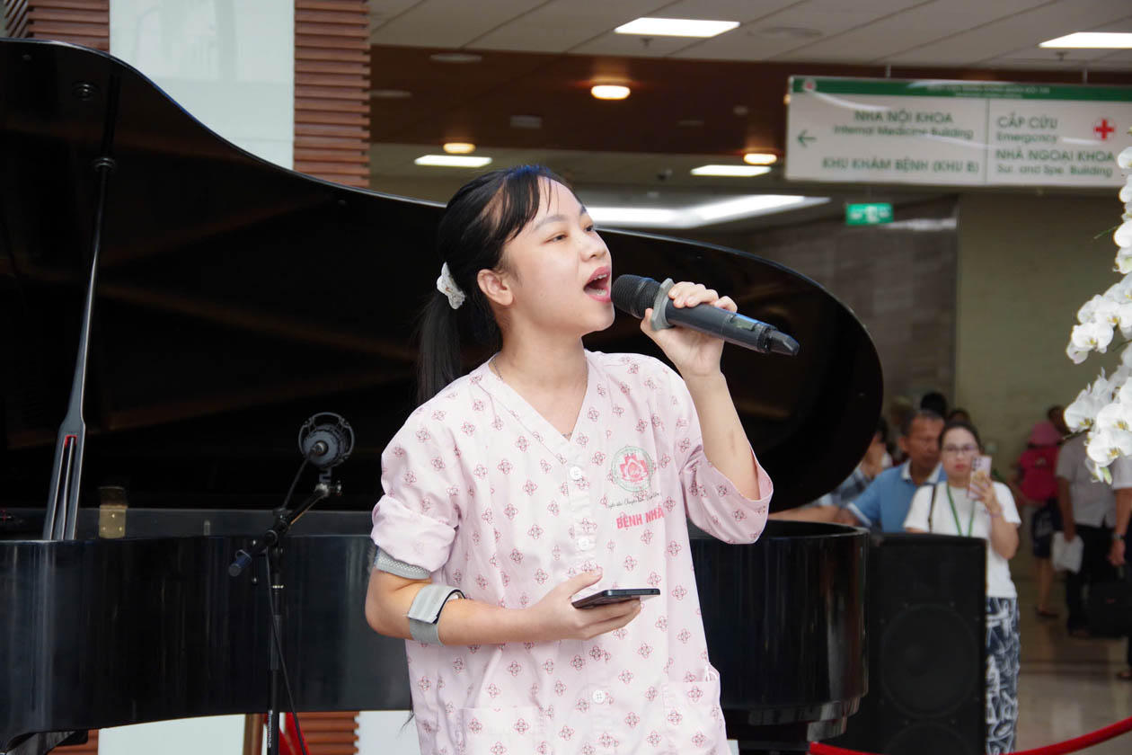 Mang âm nhạc đổi lấy những nụ cười nơi bệnh viện